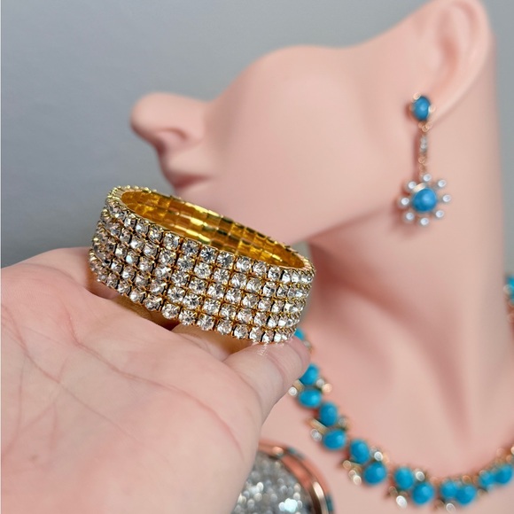 ⚜️ Elegant Gold Stretch Bracelet With Gems 💎 - Picture 4 of 6